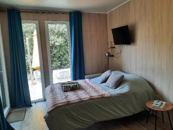 Le Lodge Des Chenes Brousses-et-Villaret Room photo